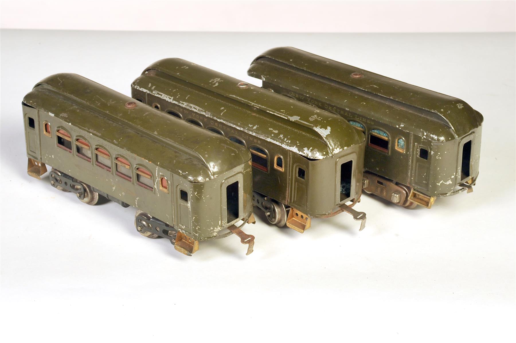 Appraisal: LIONEL STANDARD GAUGE EARLY PASSENGER CARS INCLUDING TWO PULLMAN CARS