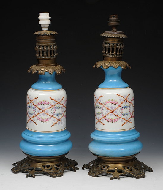 Appraisal: A PAIR OF FRENCH PORCELAIN AND GILT METAL TABLE LAMPS