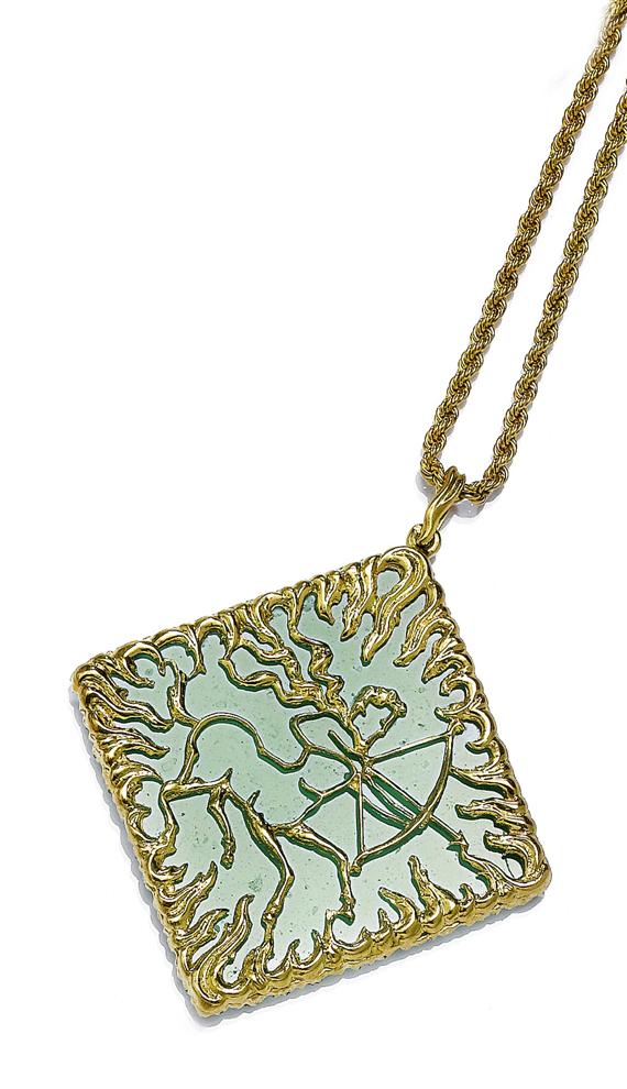 Appraisal: A GOLD AND AGATE PENDANT ON A CHAIN France circa