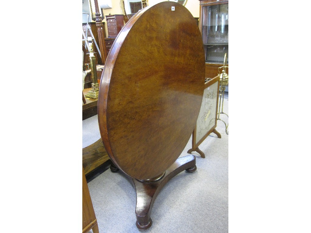 Appraisal: Victorian mahogany circular breakfast table