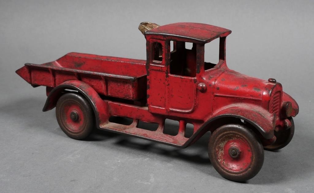 Appraisal: Arcade red cast iron International Harvester dump truck with winch