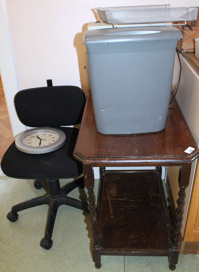 Appraisal: A barleytwist oak occasional table and a swivel office chair