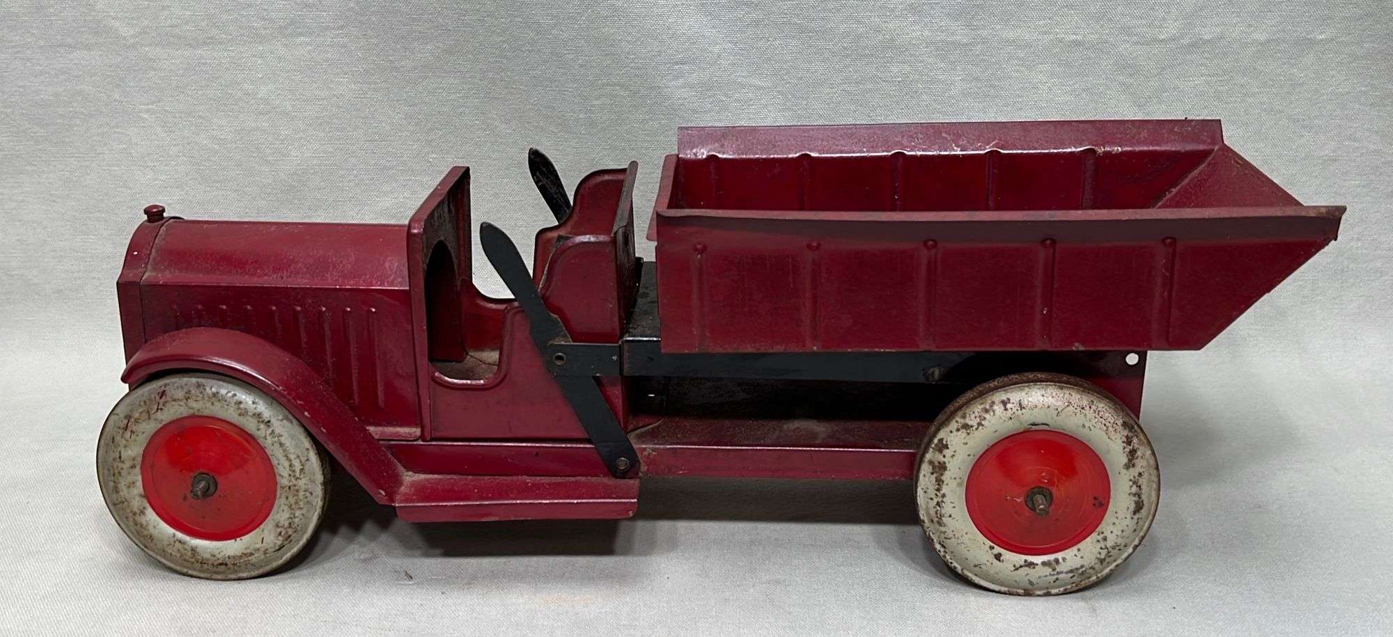 Appraisal: Structo pressed steel dump truck toyearly to mid th century