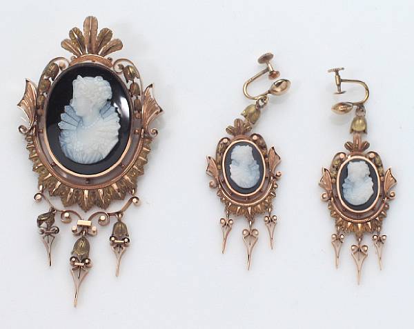 Appraisal: An antique black onyx and bicolor gold cameo set gross