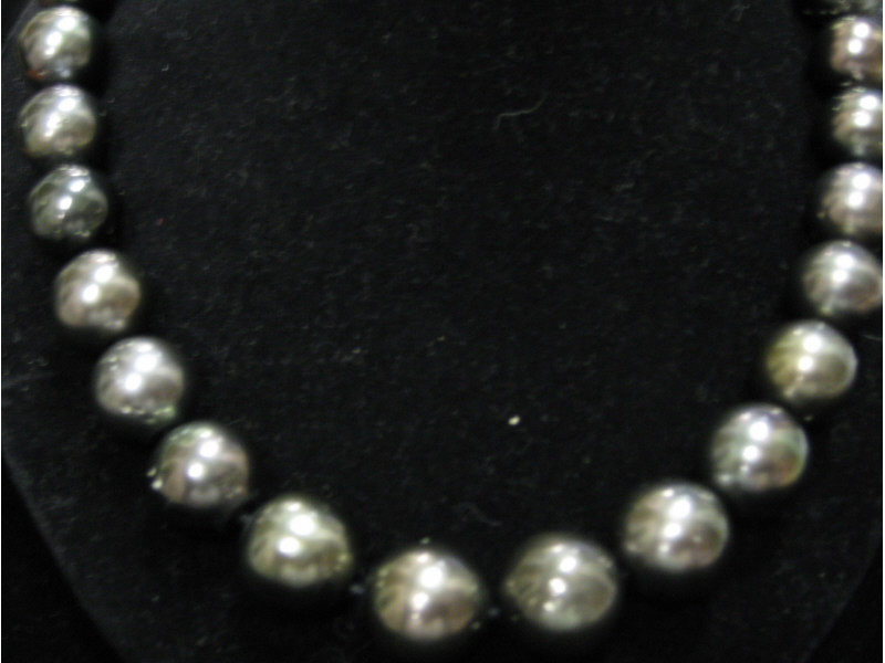 Appraisal: BLACK SOUTH SEA PEARLS Very large pearls measure mm -