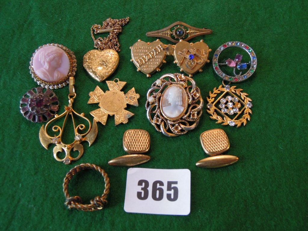 Appraisal: A mixed collection of costume jewellery mainly brooches