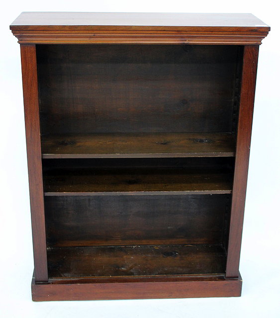 Appraisal: A TH CENTURY MAHOGANY BOOKCASE with three adjustable shelves and