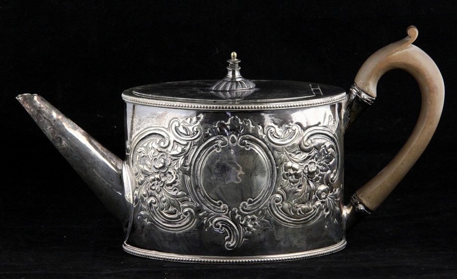 Appraisal: A George III silver teapot probably William Pitts London of