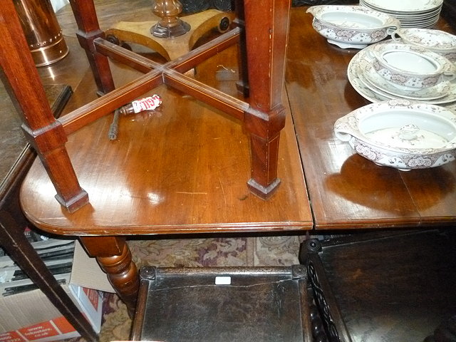 Appraisal: AN EARLY TH CENTURY MAHOGANY WIND OUT EXTENDING DINING TABLE