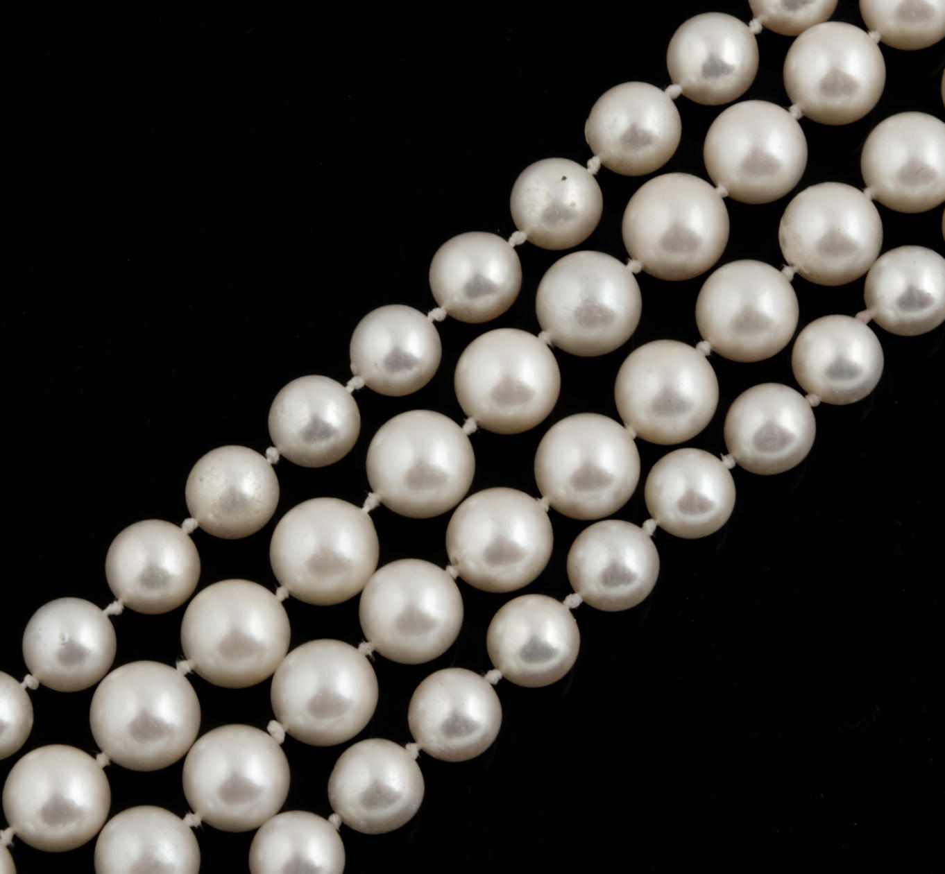 Appraisal: Property of various owners A cultured pearl necklace cultured pearls