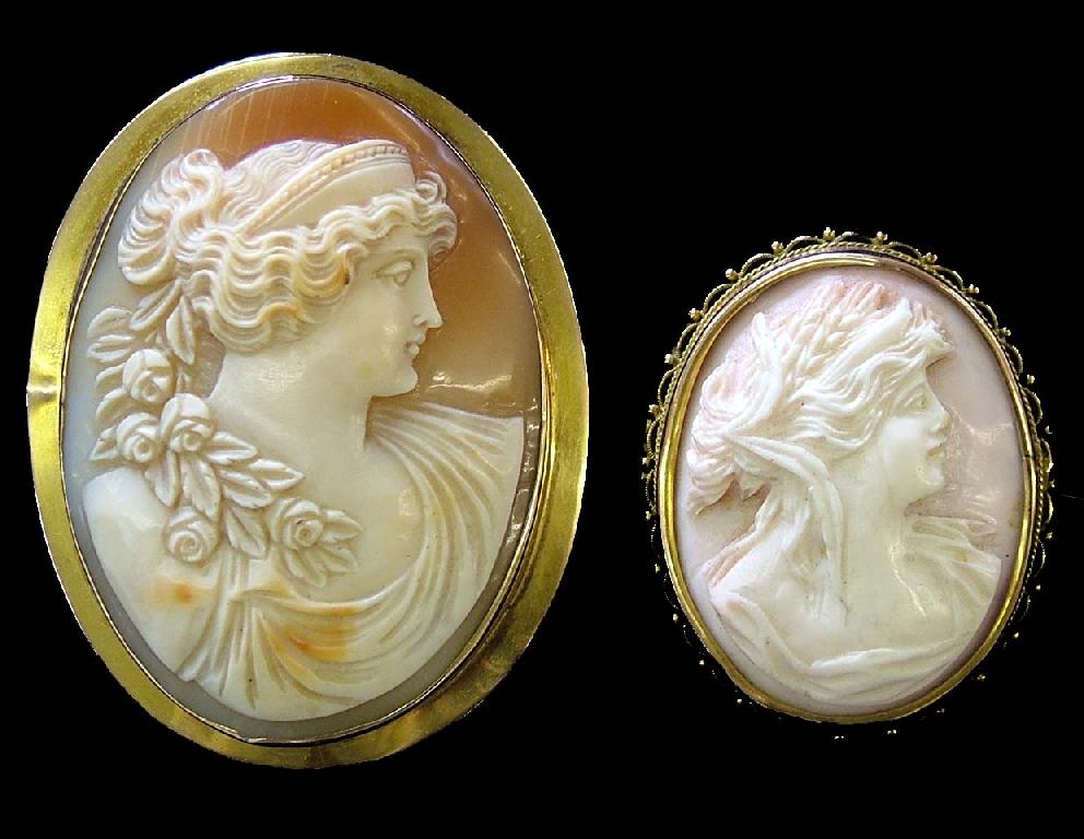 Appraisal: Oval gold mounted cameo brooch carved in relief with a