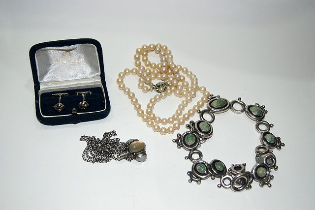 Appraisal: A MEXICAN SILVER NECKLACE with hardstone setting a small silver