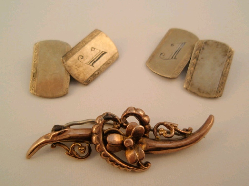 Appraisal: A small Victorian brooch and a pair of cufflinks initialled