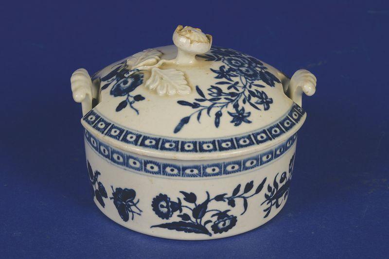 Appraisal: A FIRST PERIOD WORCESTER BLUE AND WHITE BUTTER DISH AND