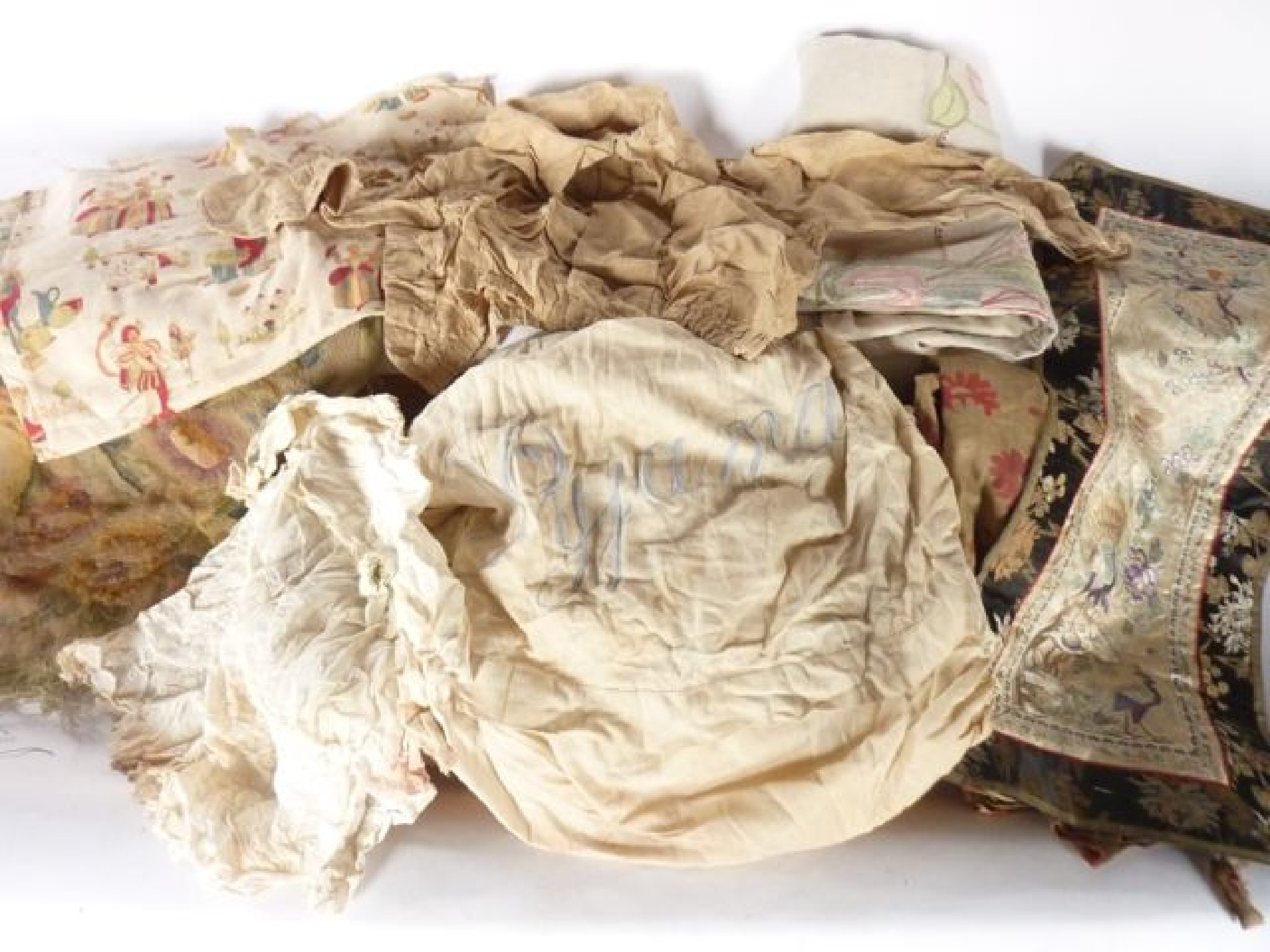 Appraisal: A box containing an interesting assortment of vintage linen and