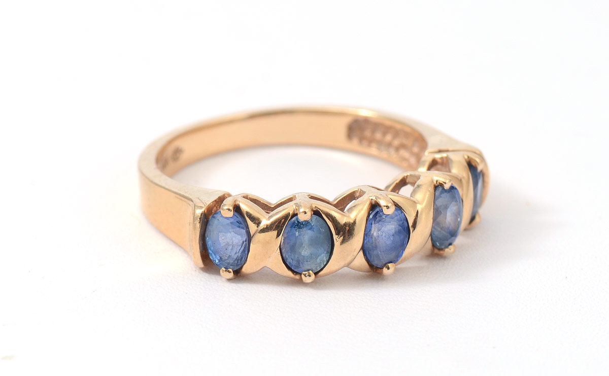 Appraisal: FIVE STONE SAPPHIRE RING K yellow gold ring contains five