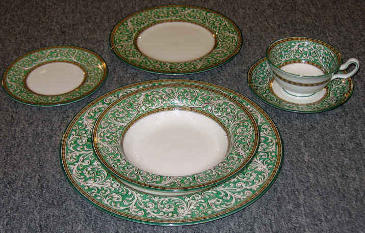 Appraisal: WEDGWOOD PORCELAIN DINNER SERVICE Praze pattern W comprising fourteen dinner