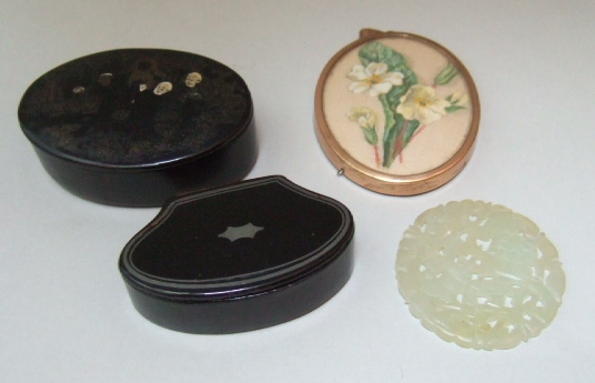 Appraisal: An oval papier mache snuff box the lid decorated with