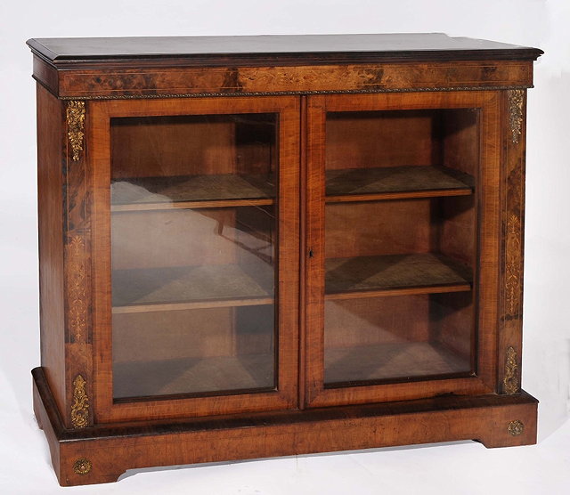 Appraisal: A VICTORIAN WALNUT DISPLAY CABINET the interior fitted with shelves