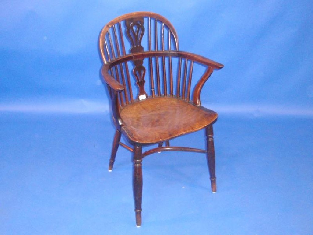 Appraisal: An early thC yew wood and elm low back Windsor