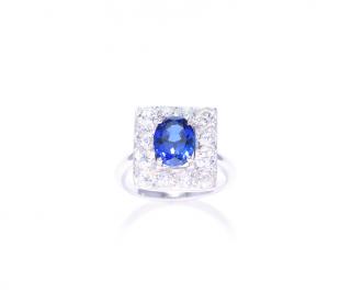 Appraisal: A SAPPHIRE RING WITH OLD MINE DIAMONDS A SAPPHIRE RING