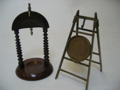 Appraisal: A TREEN WATCH STAND of arched form with stained horn