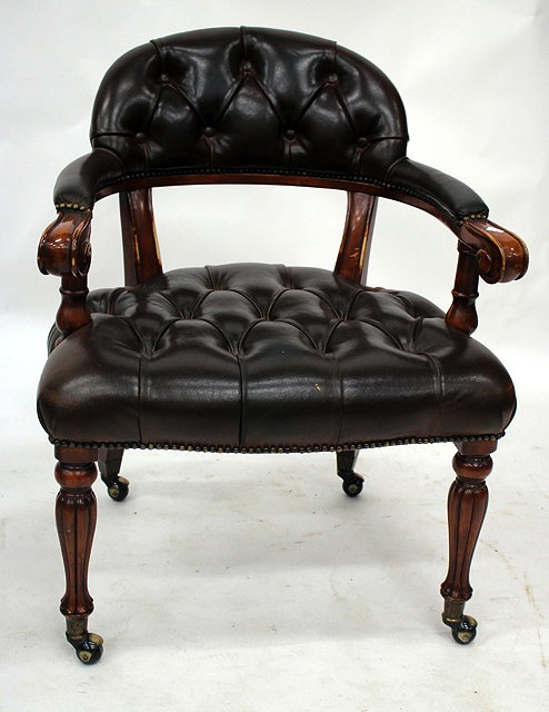 Appraisal: A MODERN LEATHER BUTTON UPHOLSTERED LIBRARY CHAIR with curving back