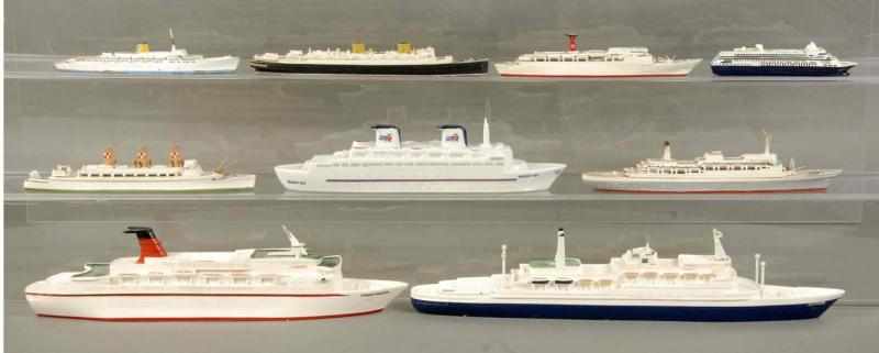 Appraisal: Lot of Model Ocean Liners Description Includes two in wood