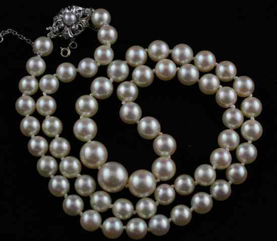 Appraisal: An ct white gold and graduated cultured pearl single strand