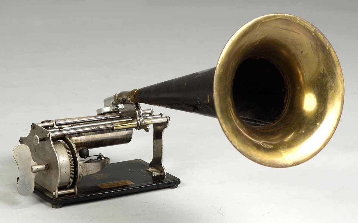 Appraisal: Graphophone Type 'Q' Condition Original brass bell horn Provenance Dr