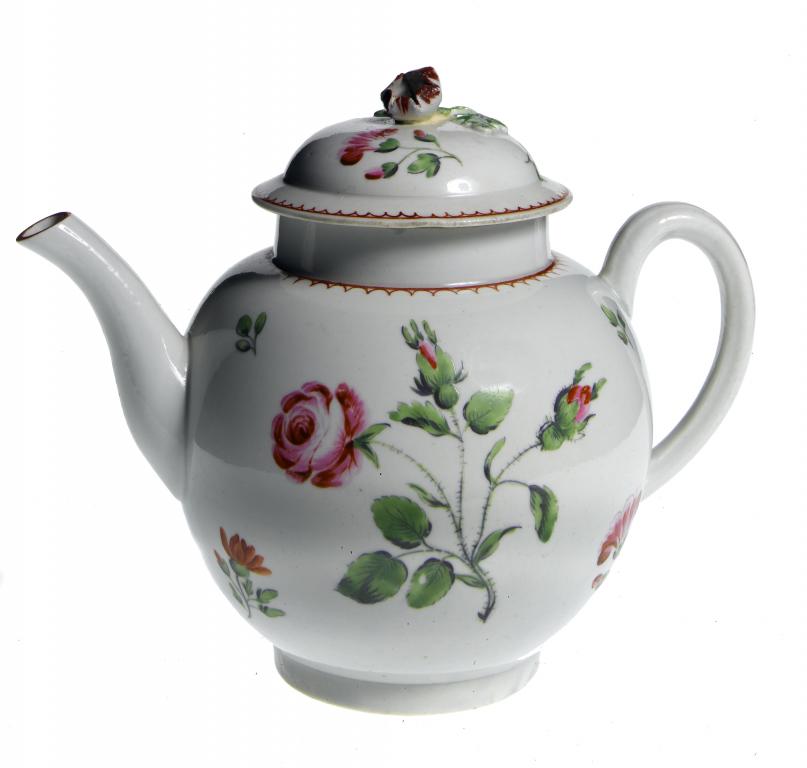 Appraisal: A FIRST PERIOD WORCESTER TEAPOT AND COVER of globular form