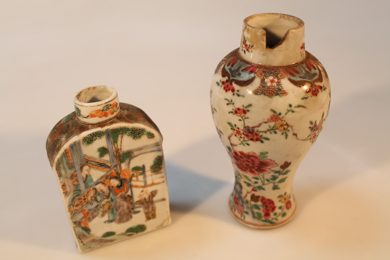 Appraisal: An thC Chinese export polychrome tea caddy the circular top