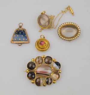 Appraisal: Collection of Victorian jewellery items including banded agate cluster brooch