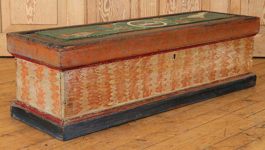 Appraisal: SMALL PENNSYLVANIA PAINTED CHEST HINGED TOP A small Pennsylvania painted