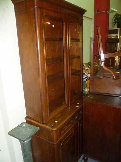 Appraisal: A VICTORIAN MAHOGANY BOOKCASE CUPBOARD the upper section enclosed by