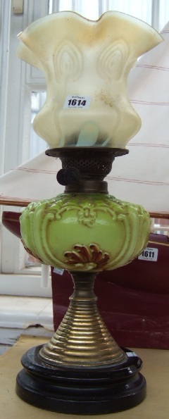 Appraisal: A Victorian oil lamp with ribbed brass foot glass reservoir