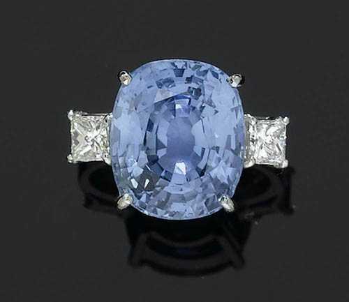 Appraisal: SAPPHIRE AND DIAMOND RING White gold Classic-modern ring the top