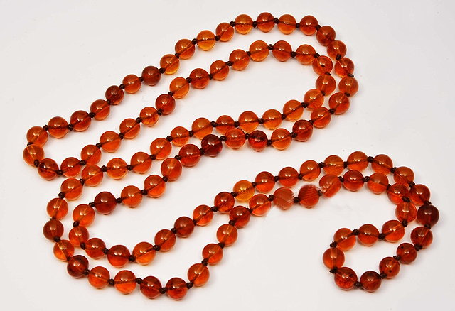 Appraisal: AN AMBER BEAD NECKLACE with beads approx grams cm long