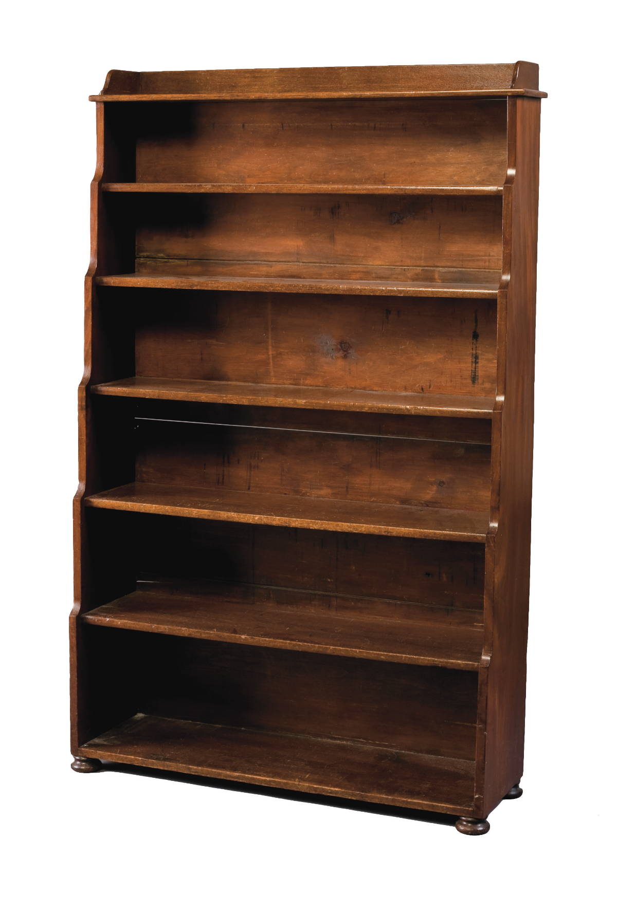 Appraisal: GEORGIAN MAHOGANY SIX-TIER STANDING BOOKSHELF With scalloped sides resting on