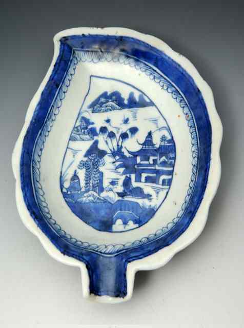 Appraisal: A CHINESE BLUE AND WHITE PORCELAIN LEAF SHAPED DISH with