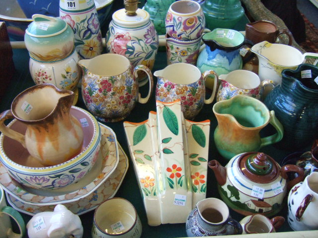 Appraisal: A quantity of ceramics including a graduated set of three