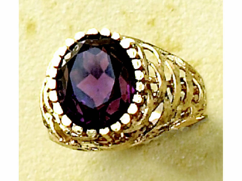 Appraisal: AMETHYST RING k yellow gold ring with basket weave design