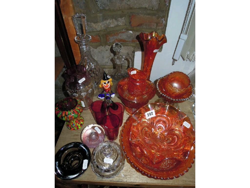 Appraisal: A collection of glassware including Carnival glass bowls three cranberry