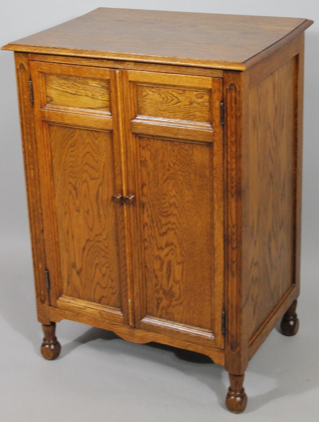 Appraisal: An early thC Academy Furnishings oak specimen cabinet the rectangular