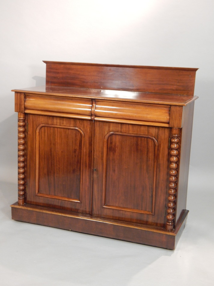 Appraisal: A Victorian mahogany side cabinet with a raised back above