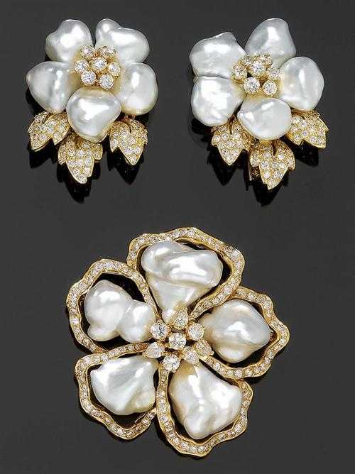 Appraisal: PEARL AND DIAMOND BROOCH AND CLIP EARRINGS Yellow gold Stylish