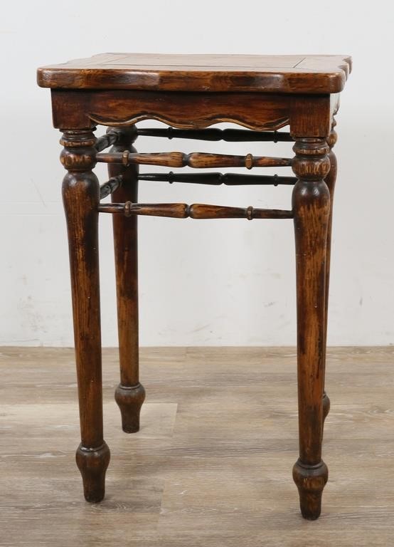 Appraisal: COLONIAL STYLE SIDE TABLEColonial style side table American th Century