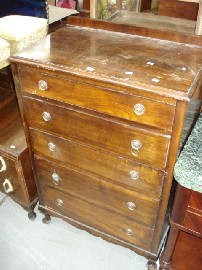 Appraisal: A timber chest of drawers on pad feet with five