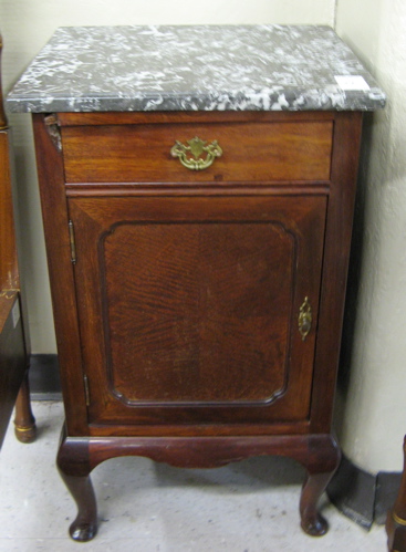 Appraisal: A PAIR OF MAHOGANY MARBLE-TOP NIGHTSTANDS Queen Anne influence English