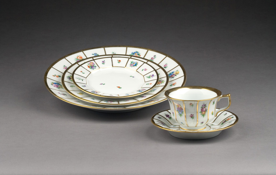 Appraisal: ROYAL COPENHAGEN PORCELAIN 'HENRIETTE' PATTERN PART DINNER SERVICE MID-TWENTIETH CENTURY